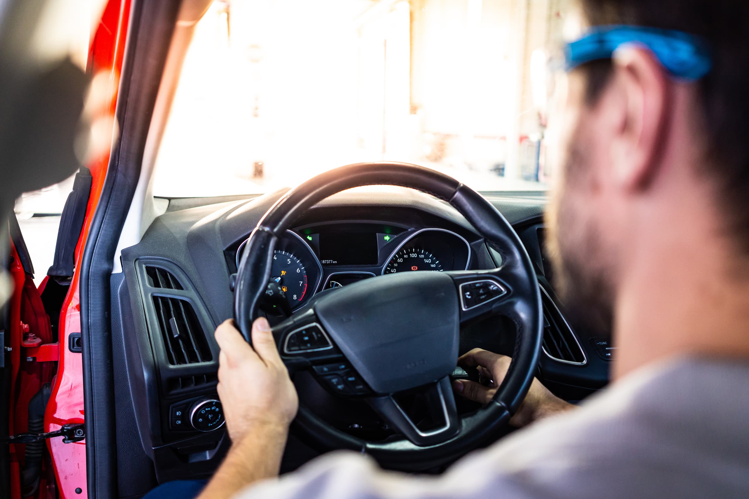 Technik pracující na opravě airbagu