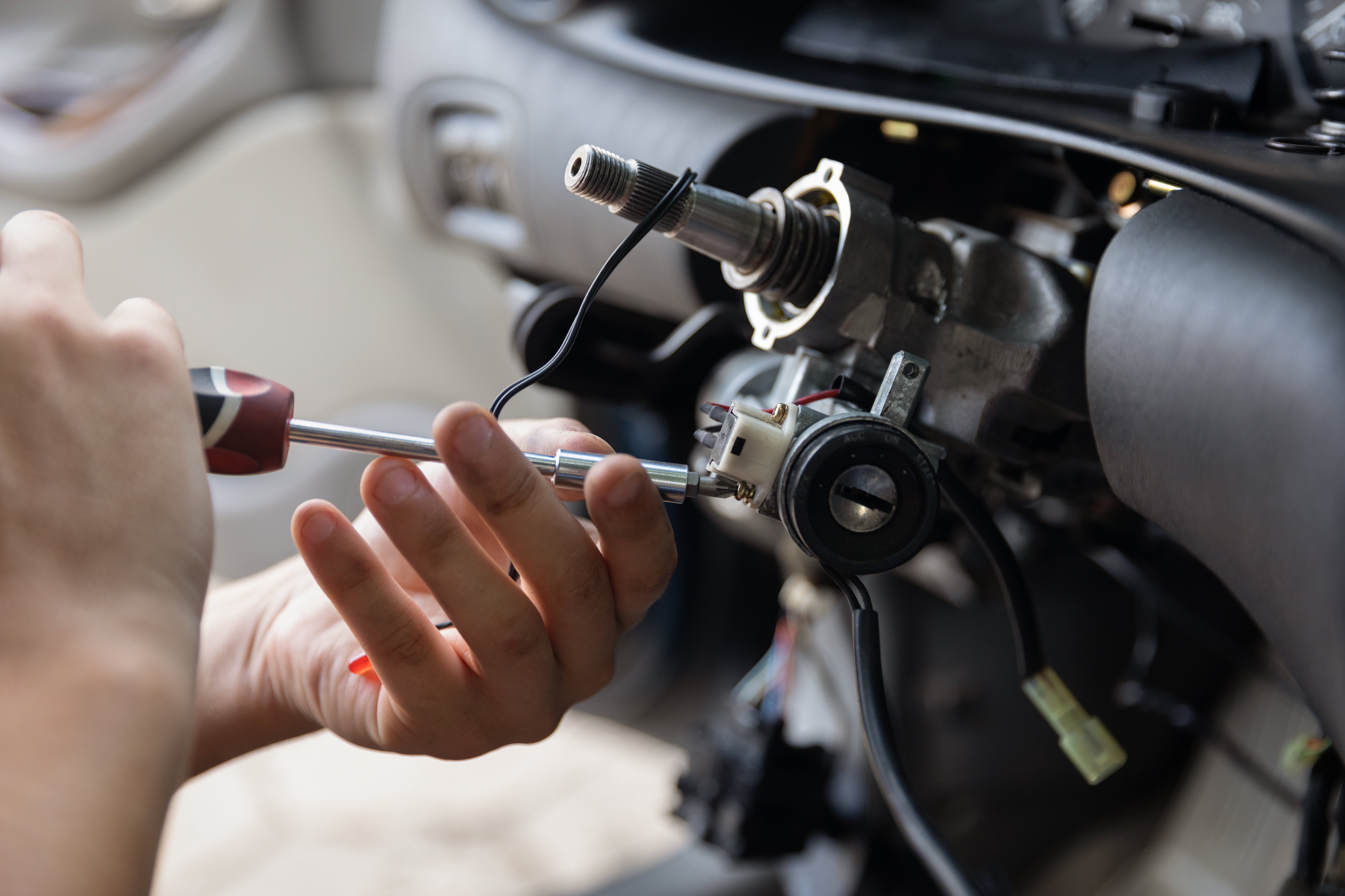 Profesionální technik pracující na opravě airbagu s důrazem na spolehlivost a bezpečnost
