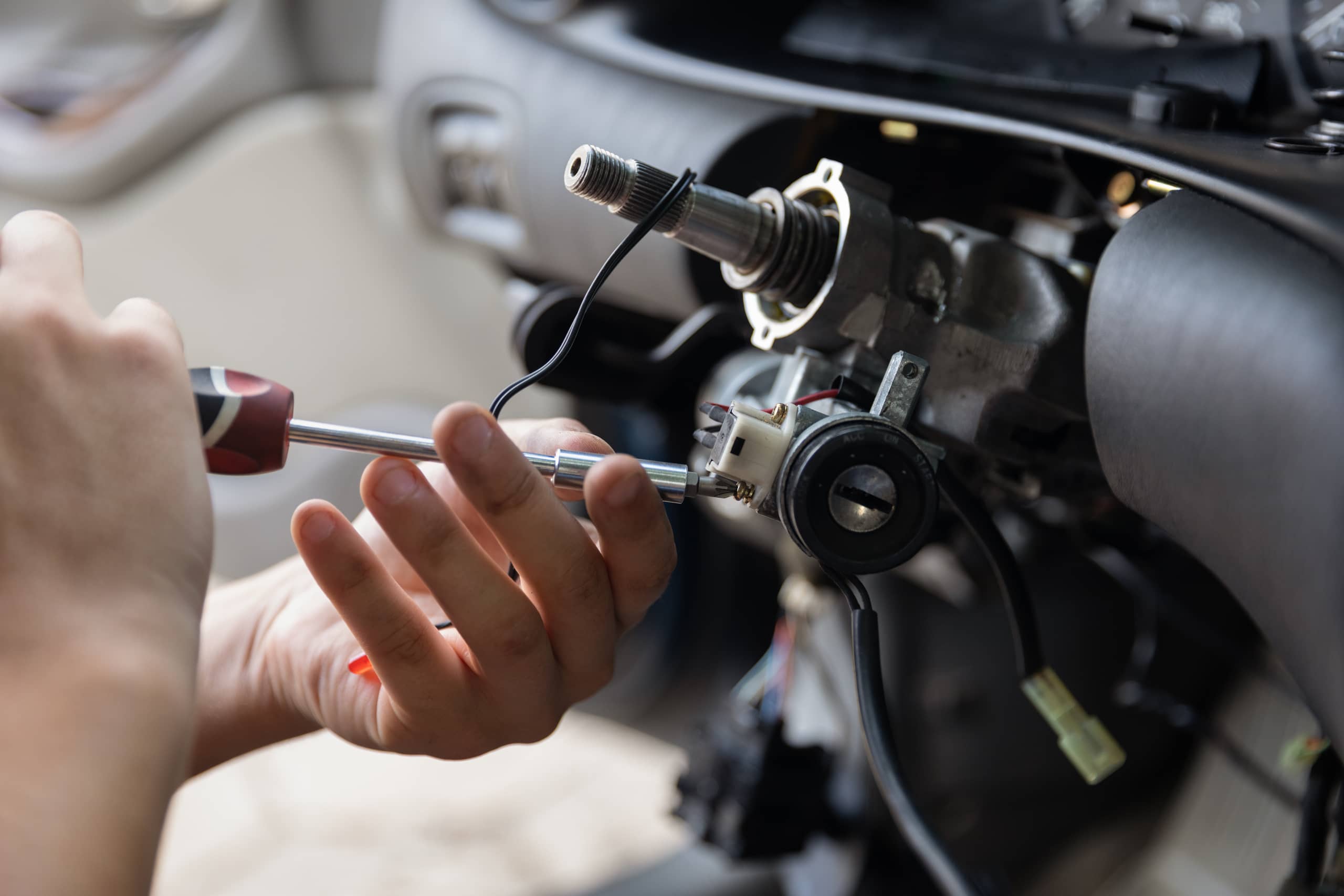 Profesionální technik pracující na opravě airbagu s důrazem na spolehlivost a bezpečnost